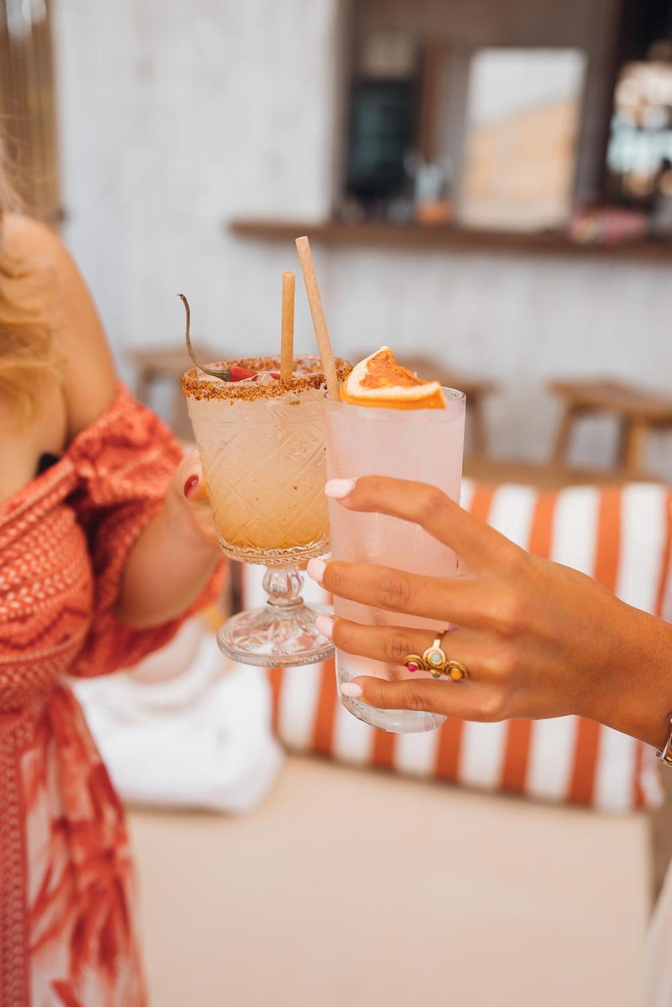 ホテル Toison D'Or ラマチュエル エクステリア 写真 Two people toasting with cocktails