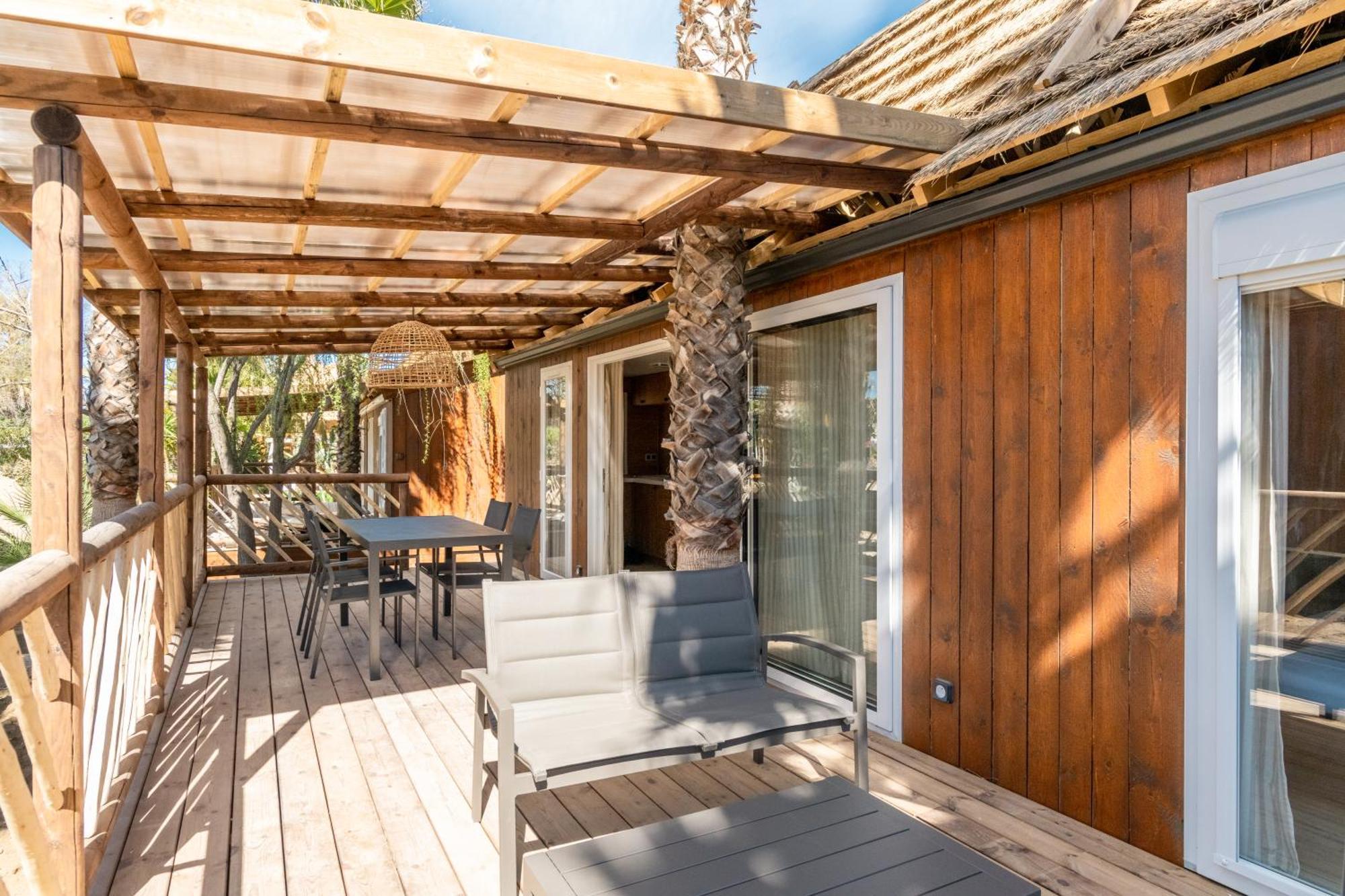 ホテル Toison D'Or ラマチュエル エクステリア 写真 A pergola in a garden