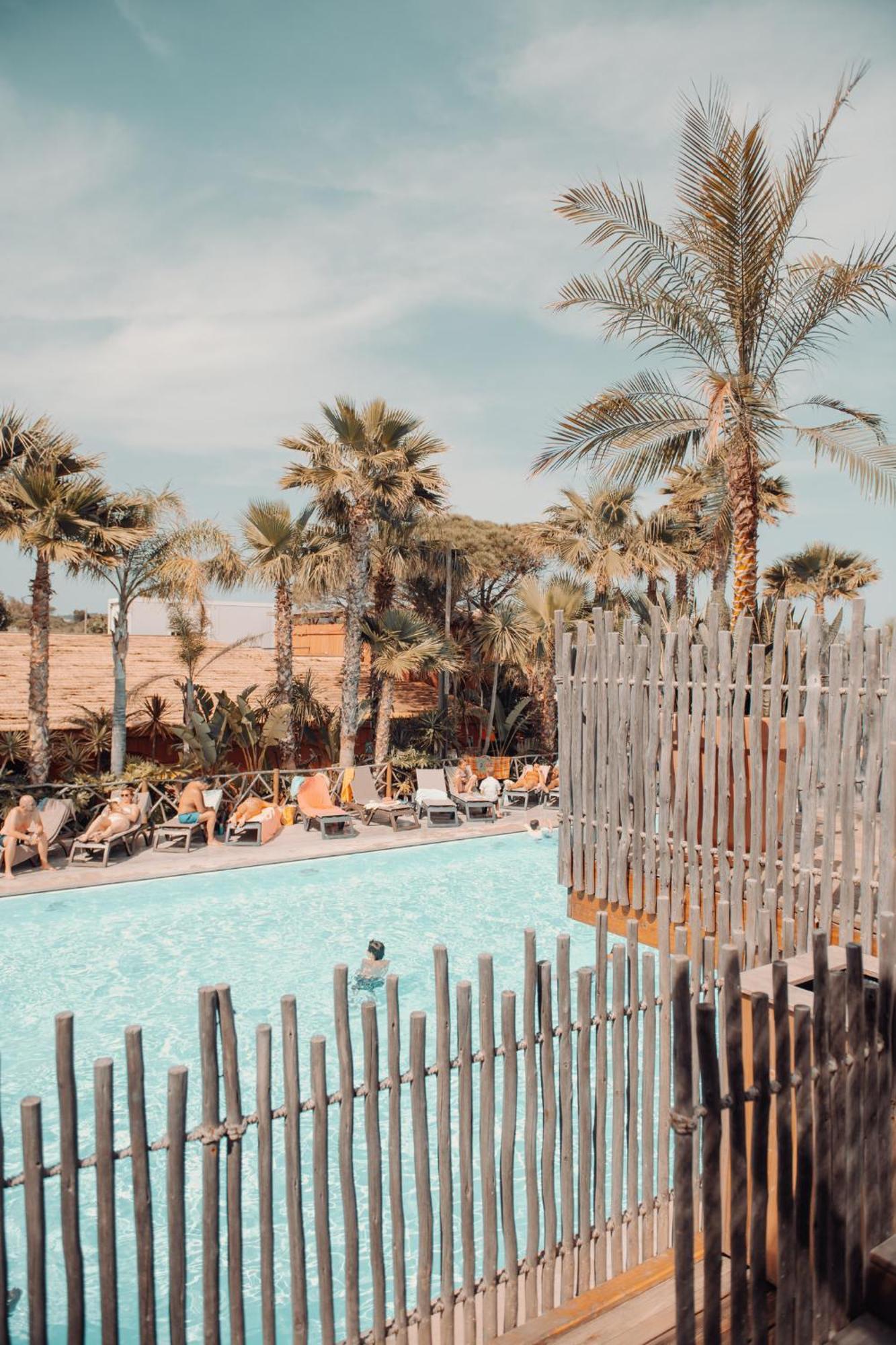 ホテル Toison D'Or ラマチュエル エクステリア 写真 The swimming pool at the hotel