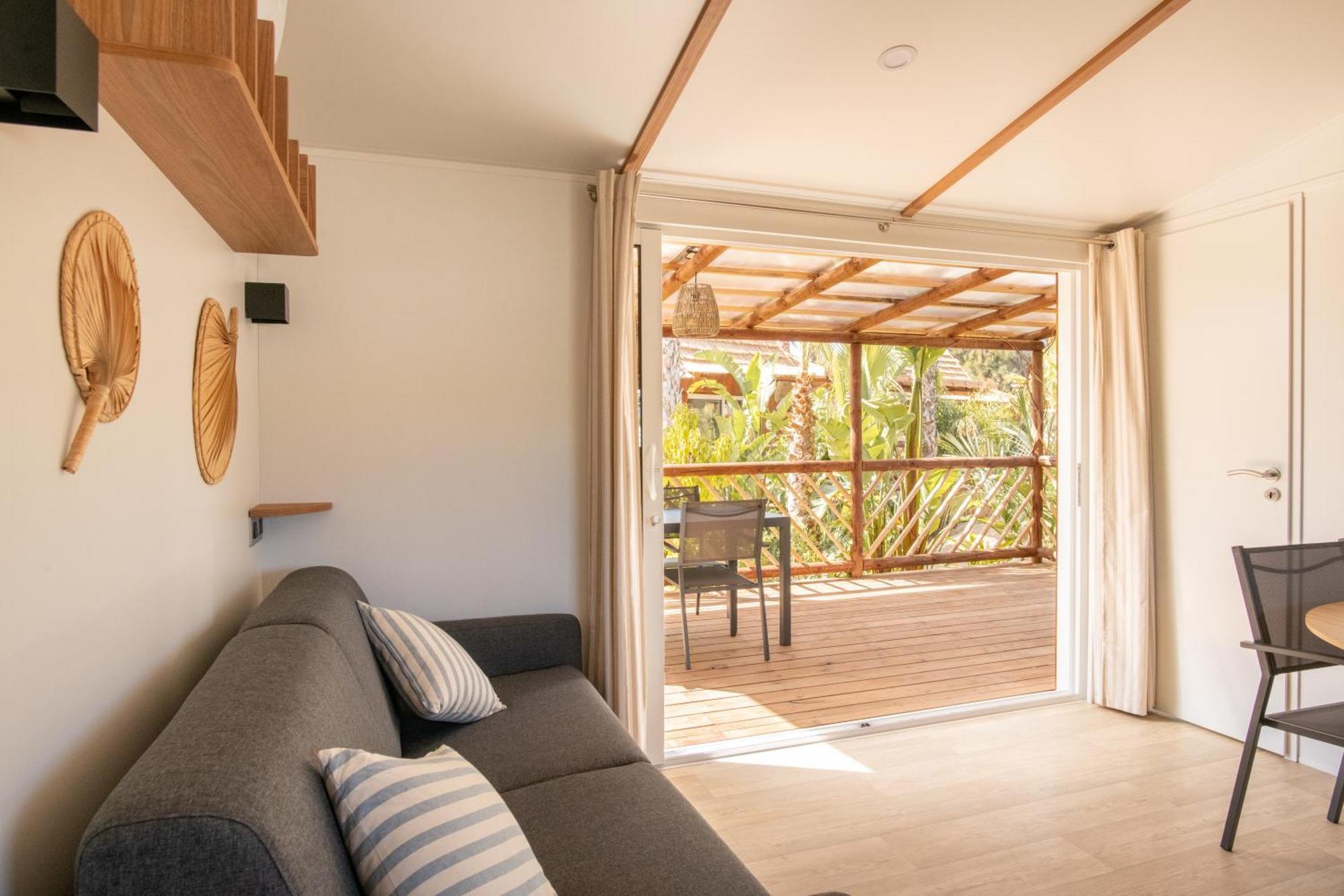 ホテル Toison D'Or ラマチュエル 部屋 写真 Living room with a view of the balcony