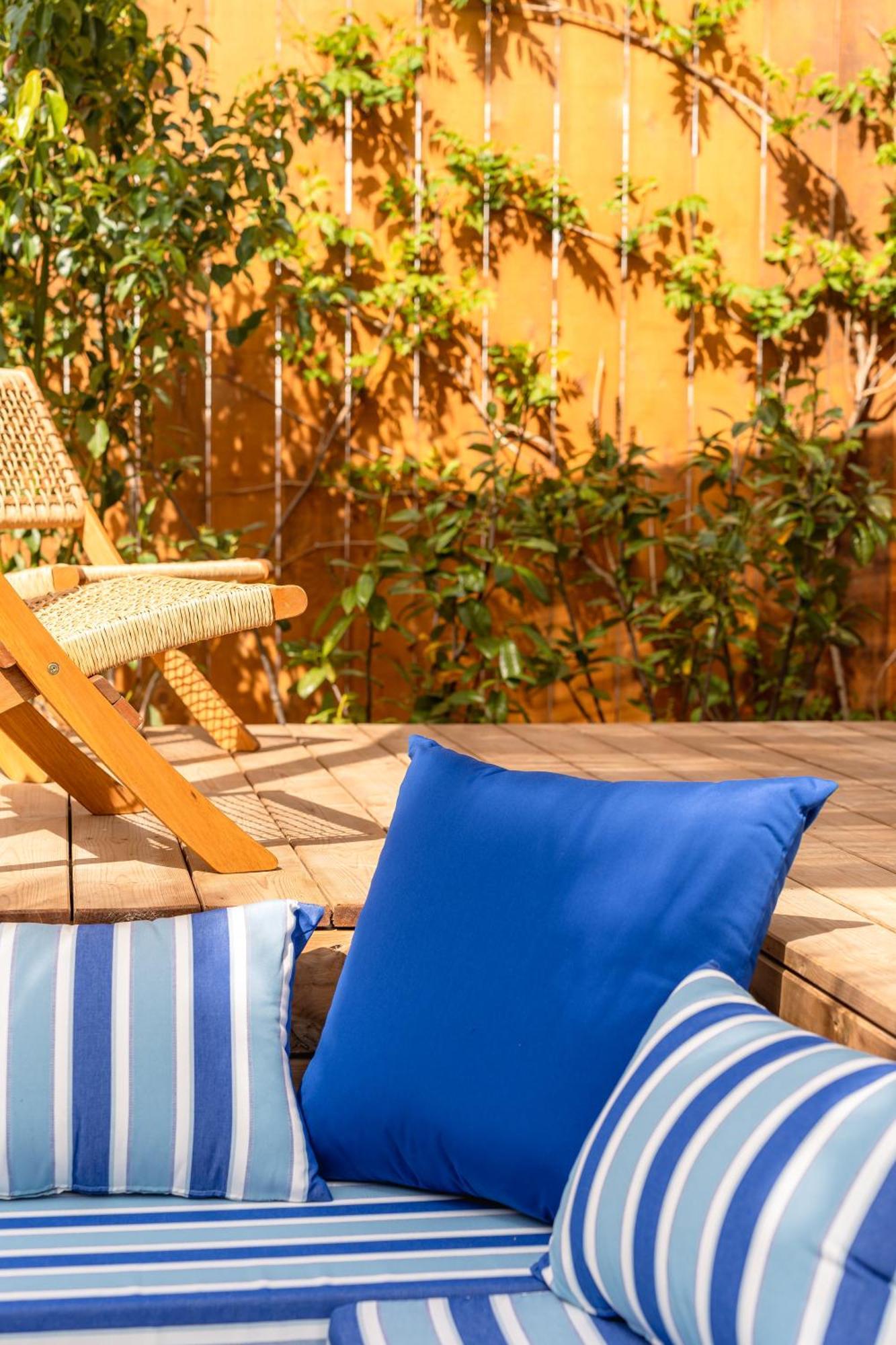 ホテル Toison D'Or ラマチュエル エクステリア 写真 A blue cushion